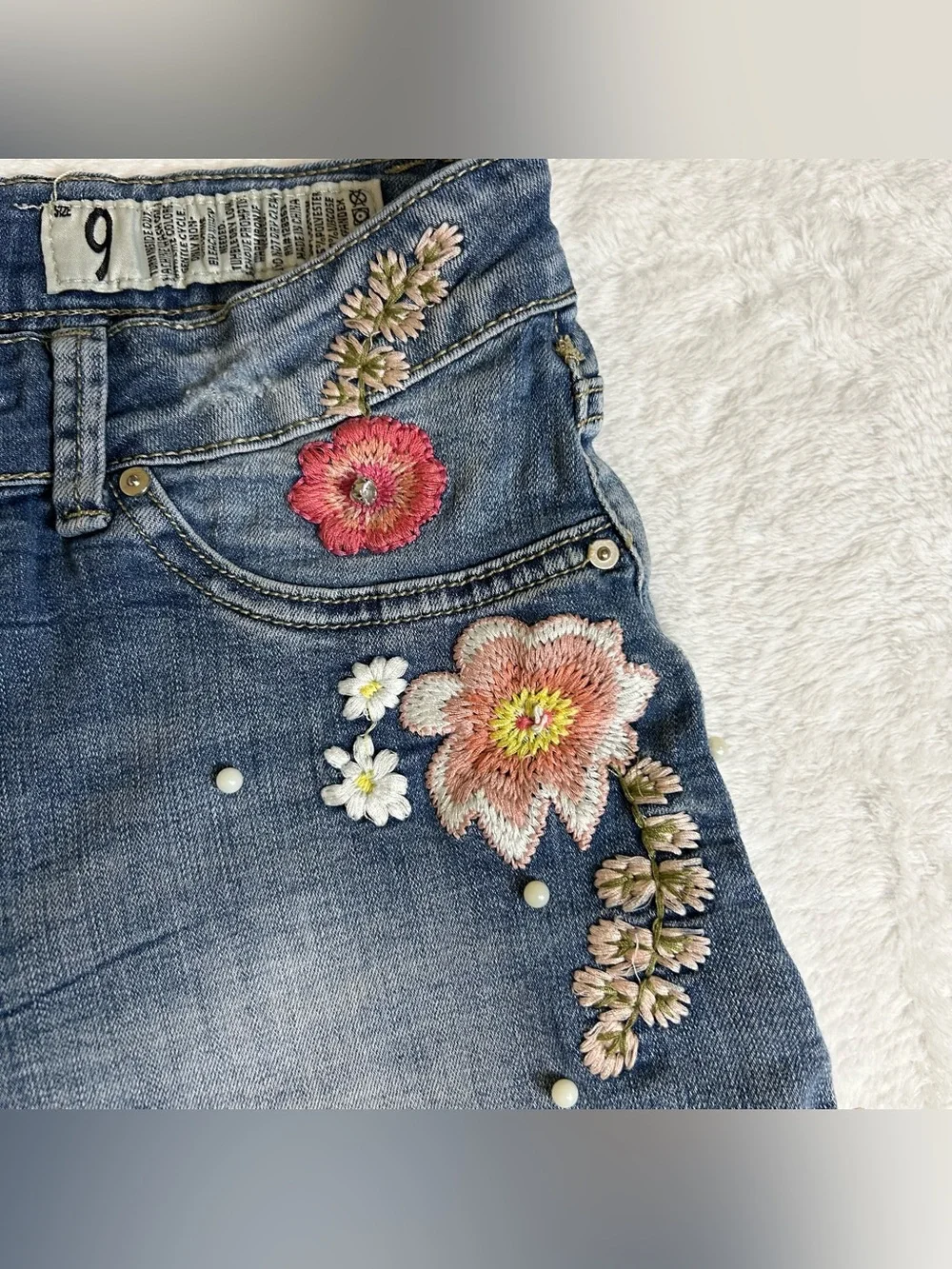 Indigo Rein Women's Shorts Size 9 Blue Denim Embroidered Floral Raw Hem